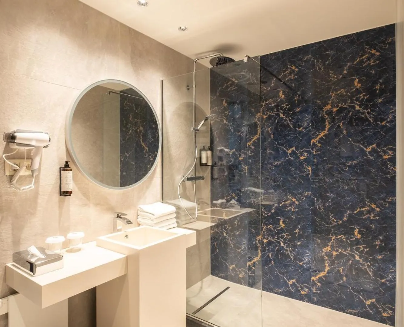 Hyllit Hotel Antwerp 4*,